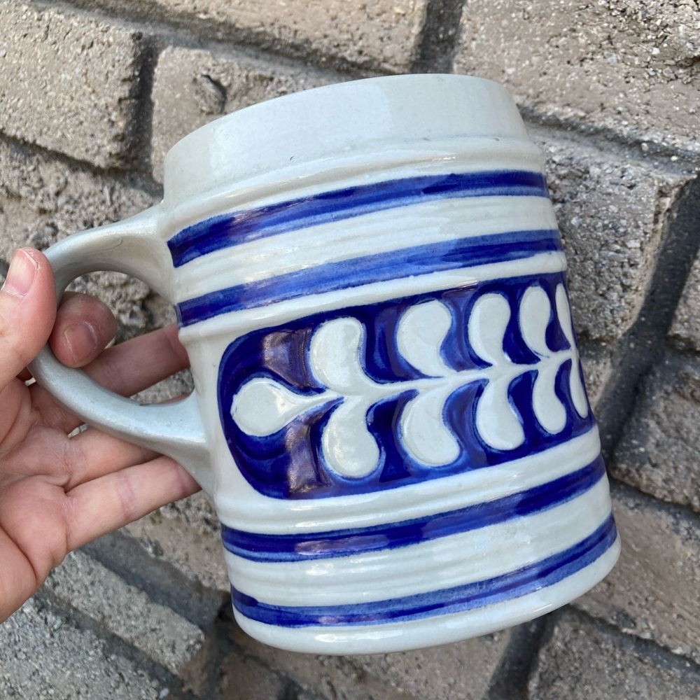 Williamsburg pottery mug. Large. Blue